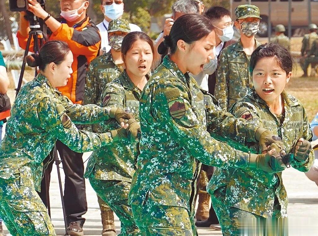 好诧异！台湾女性士官竟然占台湾地区军队比例的15.6％，人数高达2.6万人！这些