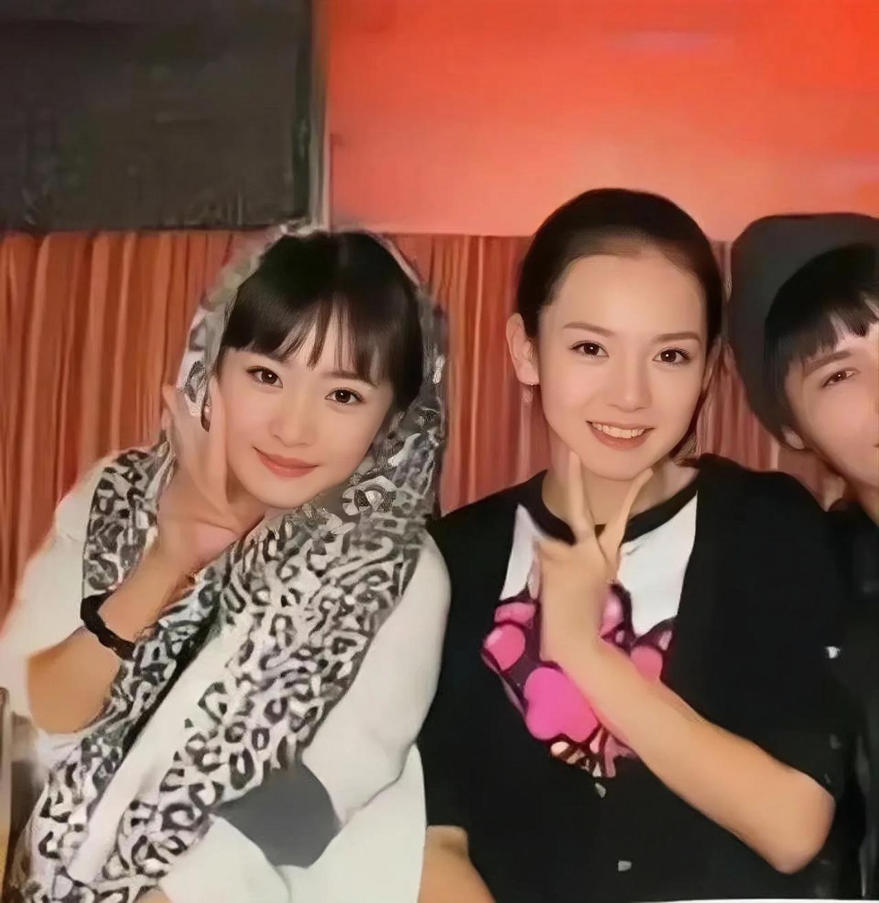 年轻时杨幂和戚薇的同框照，那时候俩人都是纯天然的清纯少女。
那时的杨幂和戚薇脸上