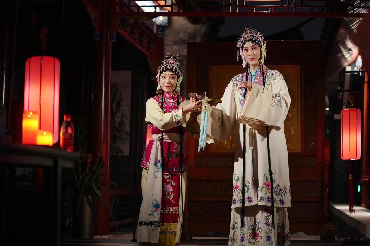 300多年历史的正乙祠内，笛声响起，邵天帅歌舞一曲，游园经典，丽娘绰约，昆腔婉转