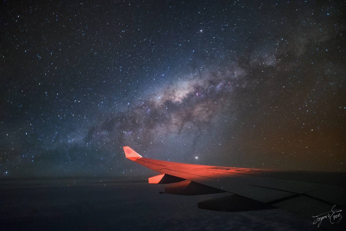 欢迎选乘星空联盟成员，凤凰知音，飞机正在飞越赤道上空，请您收起小桌板，打开遮阳板