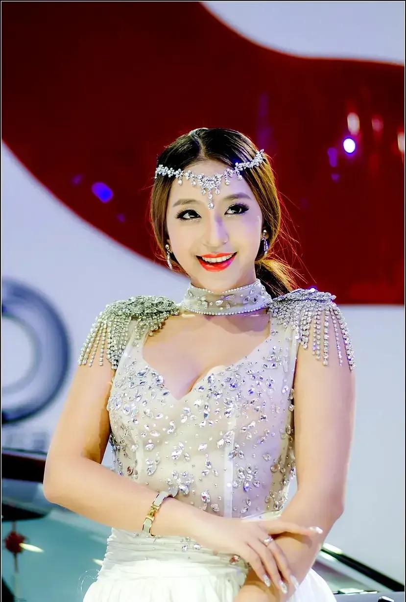 天涯何处无芳草？美女那么多，你选哪一位？
美女欣赏-美丽车模-20240411-