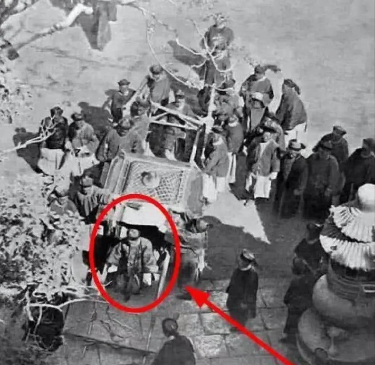 这是光绪皇帝唯一留存下的真实照片

1902年，慈禧太后和光绪皇帝从陕西西安回銮