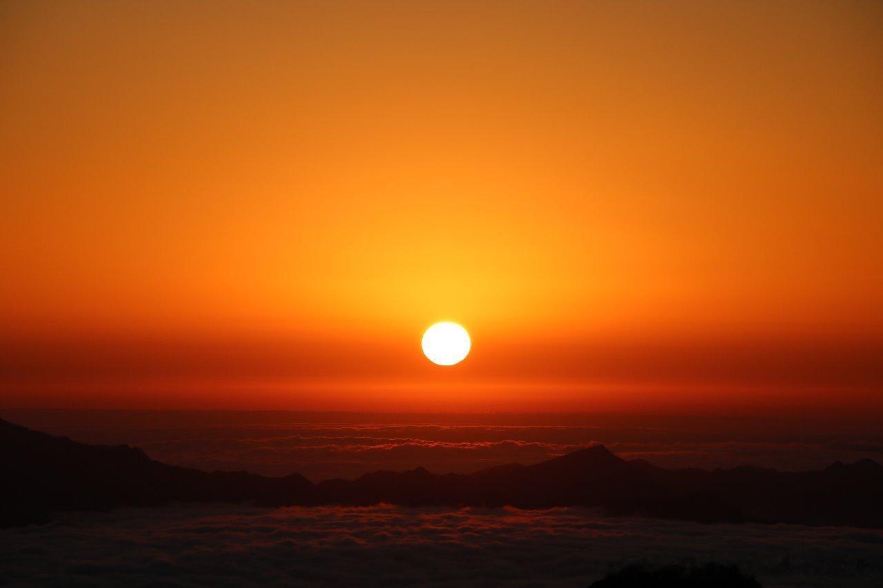 日出朝霞红胜火，天地尽染遍山河。我亦曾系朝阳日，今却夕照叹蹉跎。 ​​​
