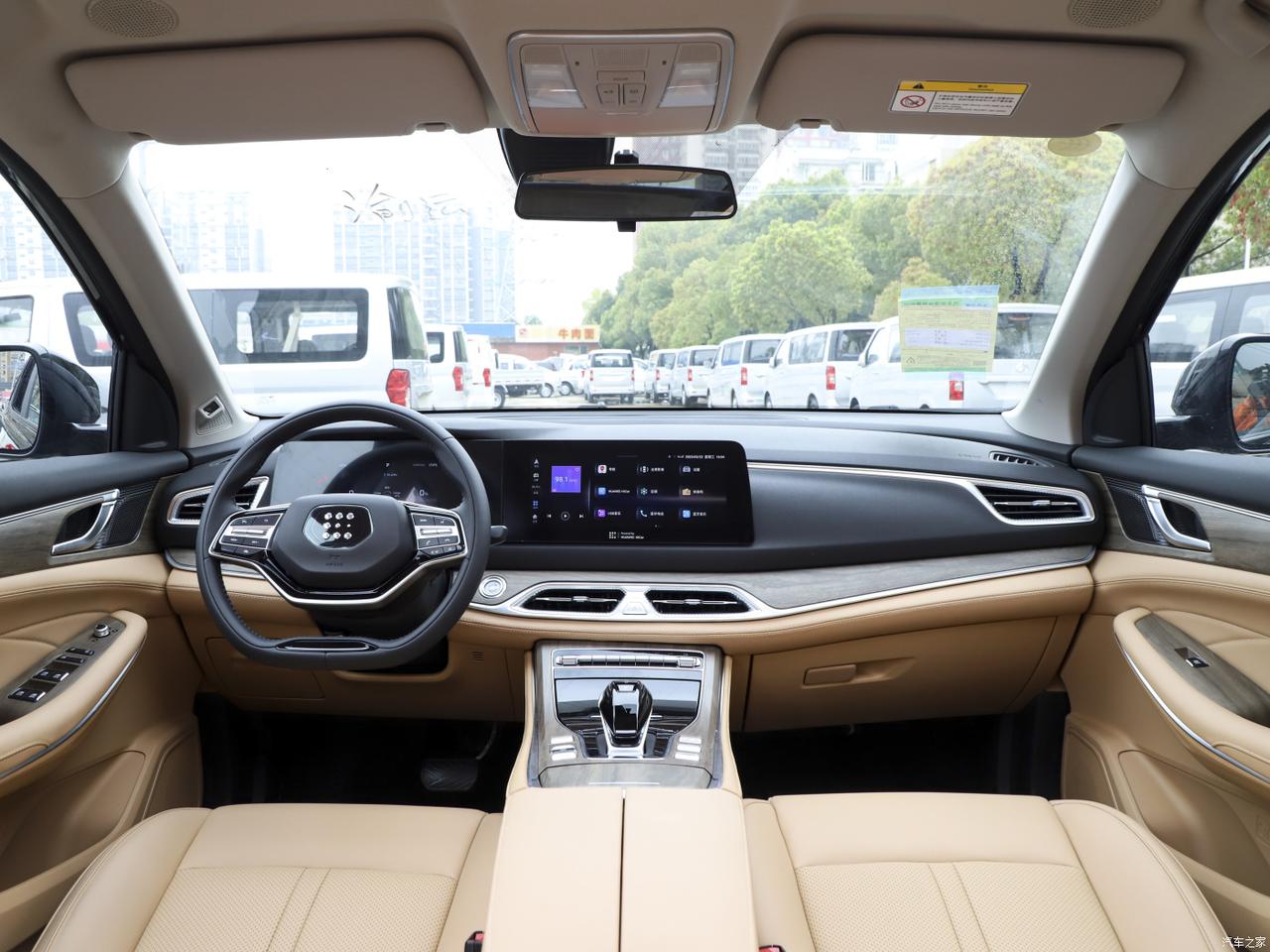 昨天下班路上看着一个没上牌的车子，车标没见过，外形还不错。车位贴了两个字蓝电。
