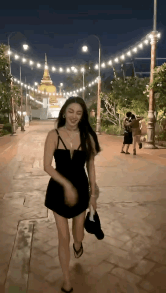 张雨绮去泰国音乐节的装扮，太辣了！

不知道的还以为是20几岁的辣妹呢，她真的不