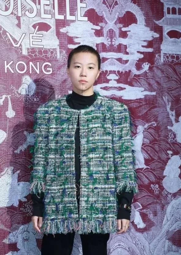 据说王菲大女儿窦靖童身上这件衣服是某奢侈大牌的秋冬新款，价格超过两万人民币，大家