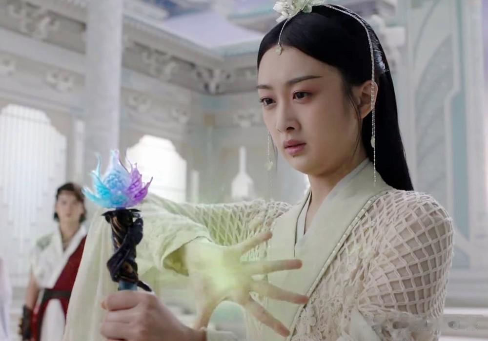 《星落凝成糖》胡荽的人设很复杂带感，难怪李兰迪说自己也想尝试。她为了复活族人坚持