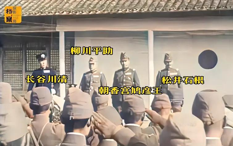 1937年12月，侵华日军在攻占南京之后，为了报复和耀武扬威，派遣士兵手捧战死的