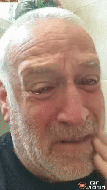 乌克兰老人失去唯一的儿子，痛哭流涕，不能制已。

这位老人只是乌克兰阵亡士兵亲属