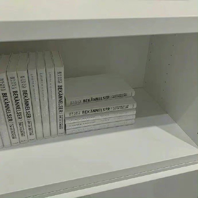 人间清醒文案1.“后来才懂，一地鸡毛才是生活的本质，什么年龄该走什么路，你一步也