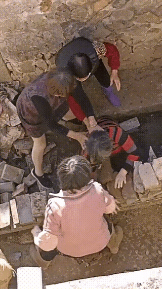 福建漳州，发生了一件让人看了很生气地事情！2名60多岁的大妈将一名同龄人按在地上