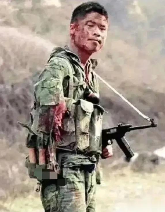 1984年，老山前线，解放军战士在一场艰苦卓绝的战斗后，留下了这张令人泪目的照片