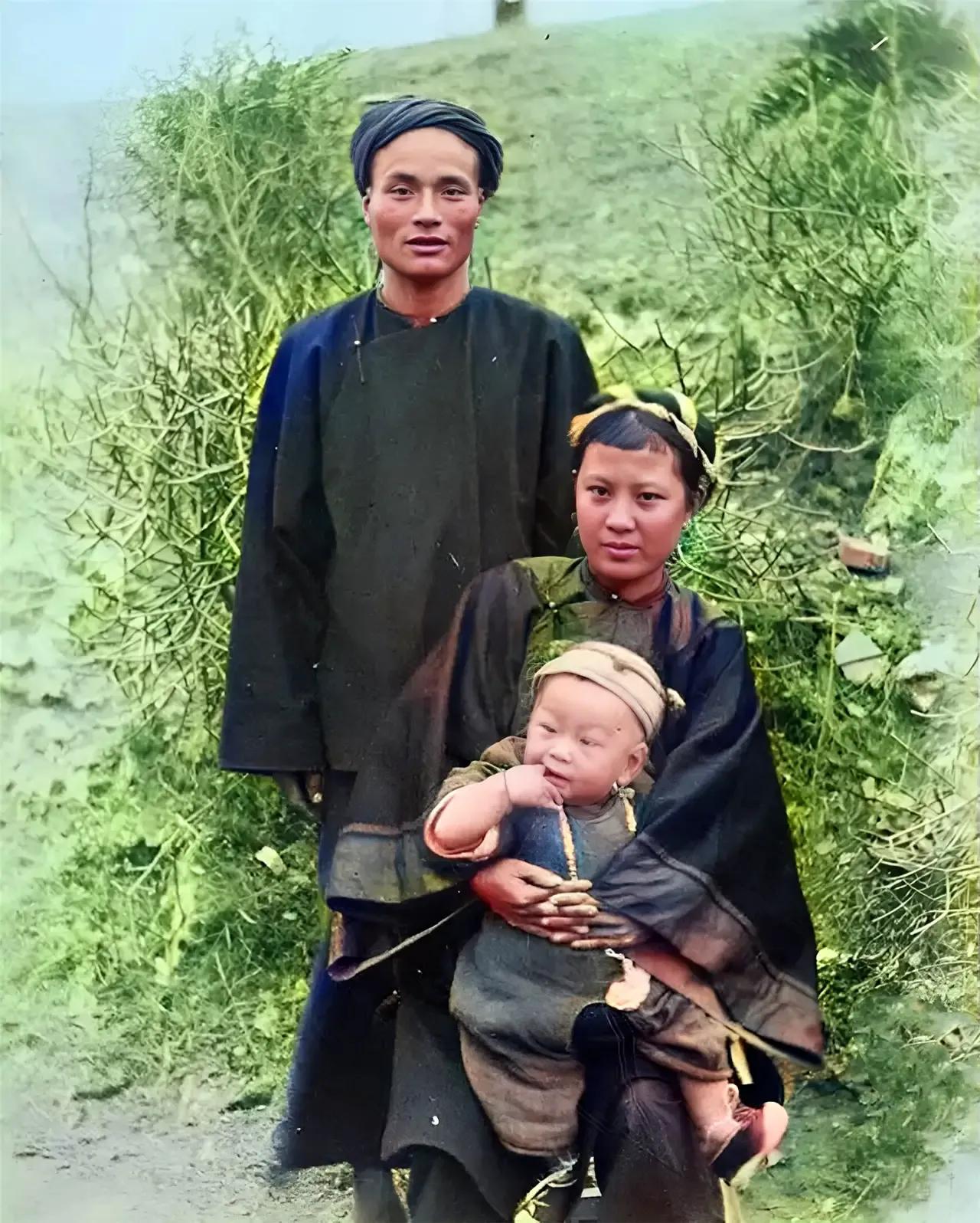 清末时期，一个小家庭家三口人的合影，年轻的妻子端庄秀美，颜值很高。
他们应该是南