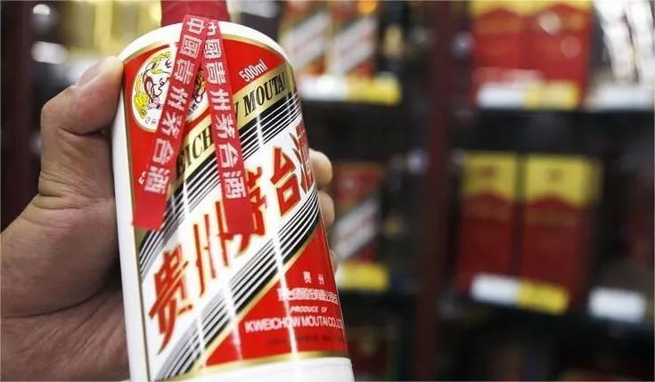 近日茅台发布了去年的财报，通过计算可以发现茅台平均每天能净赚1.72亿！

这是
