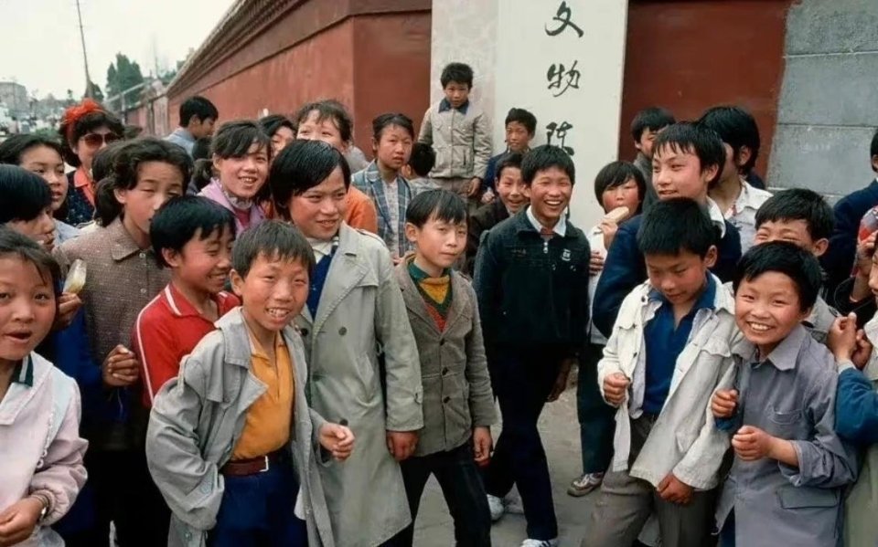 #历史那些事[超话]#1990年北京。上个世纪，房山县一所小学的孩子们在老师的带