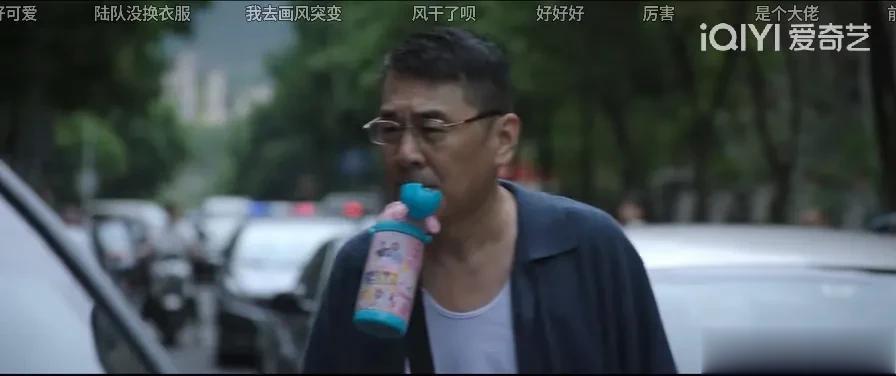 陈建斌在演一种很新的刑警人设，吸管杯一叼，老头背心一穿，听老婆话，形似街上遛弯大