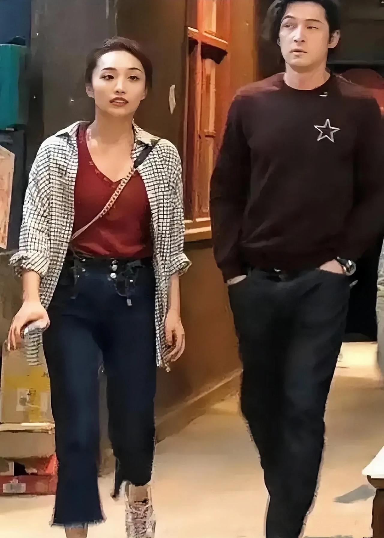 胡歌和妻子黄曦宁一起出行，男演员的尽头是娶经纪人了。
黄曦宁相貌平平，比起胡歌的