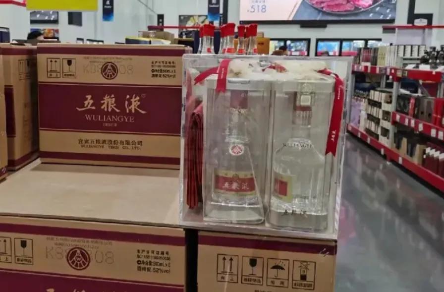 今天要去见未来的公公婆婆，为显慎重，我特意到小区旁边的大润发买了两瓶茅台酒，正要