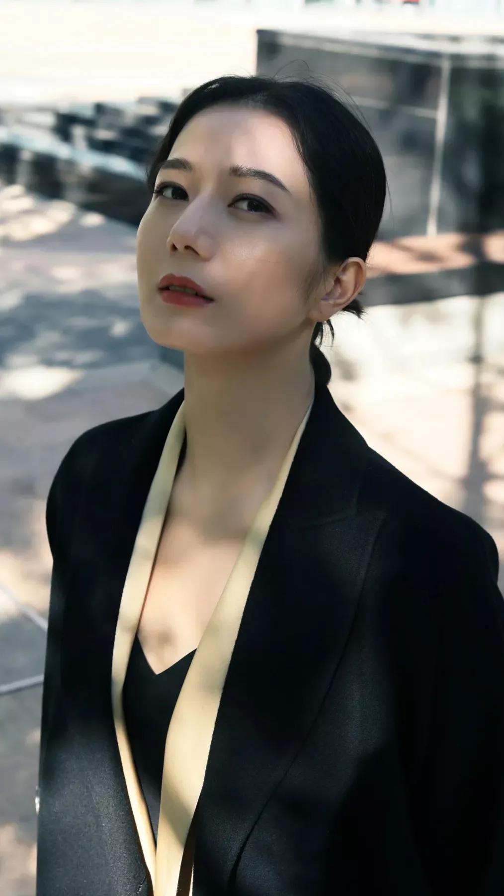 女演员彭杨的黑色诱惑，黑衣黑发