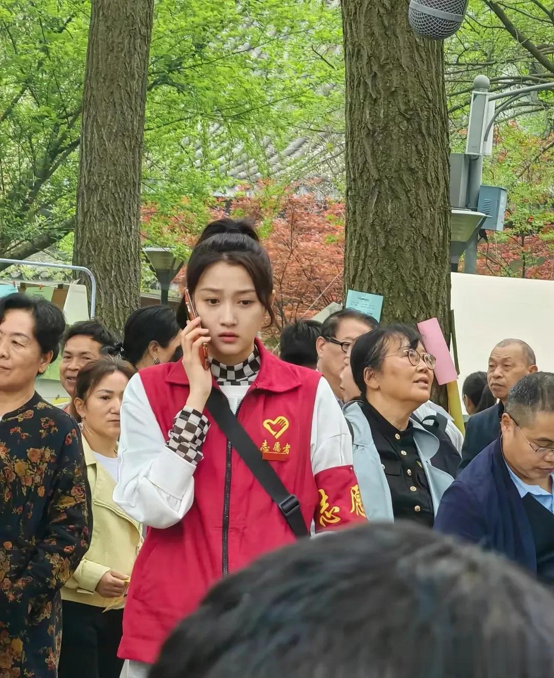网友偶遇关晓彤剧组正在拍戏，从关晓彤的红马甲上看，还以为饰演了朝阳群众，不过她过