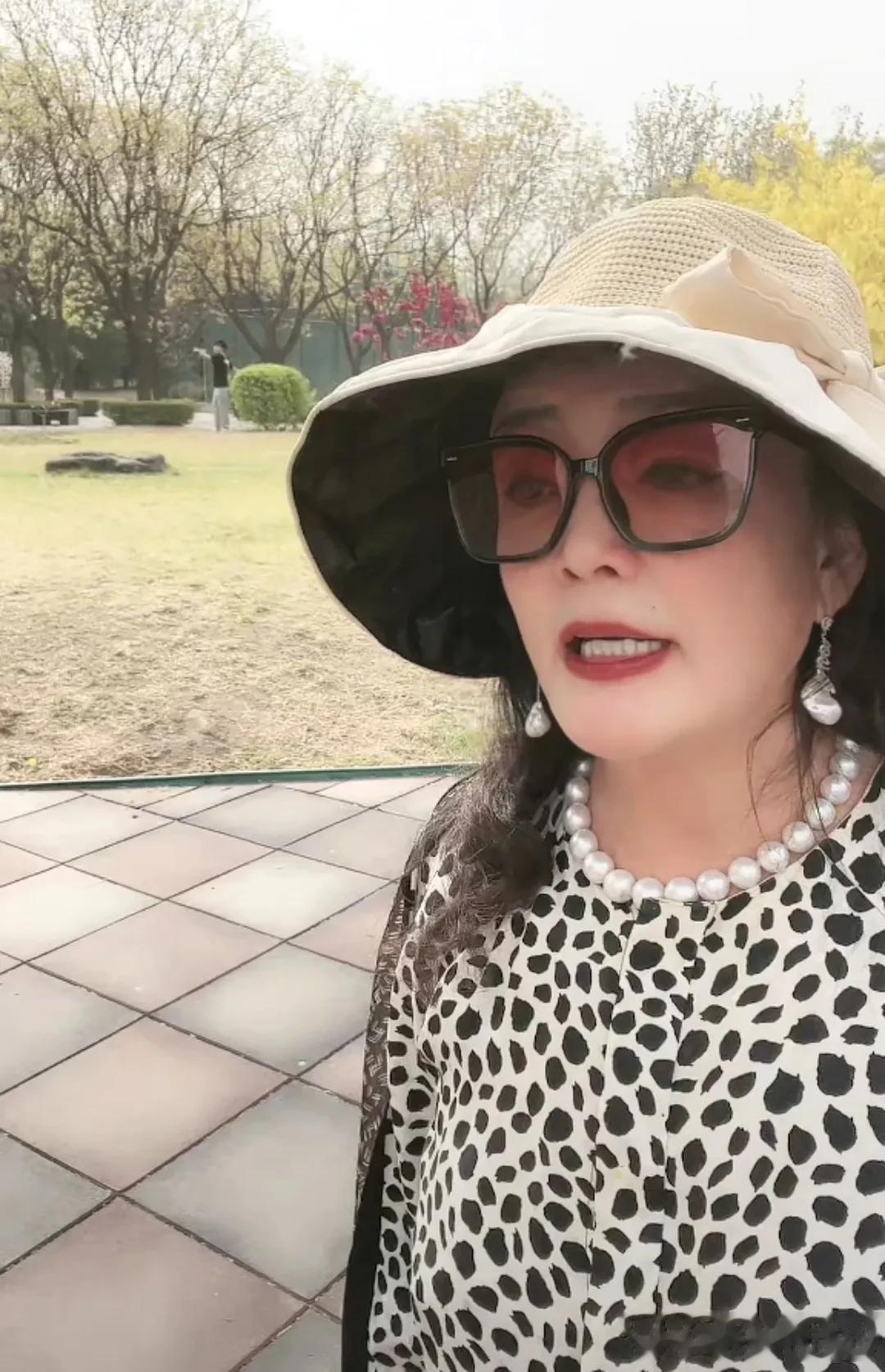 张兰又发火批评运营不精进，原因是：今天兰姐和肖肖在户外游乐场做儿童专场直播，卖风