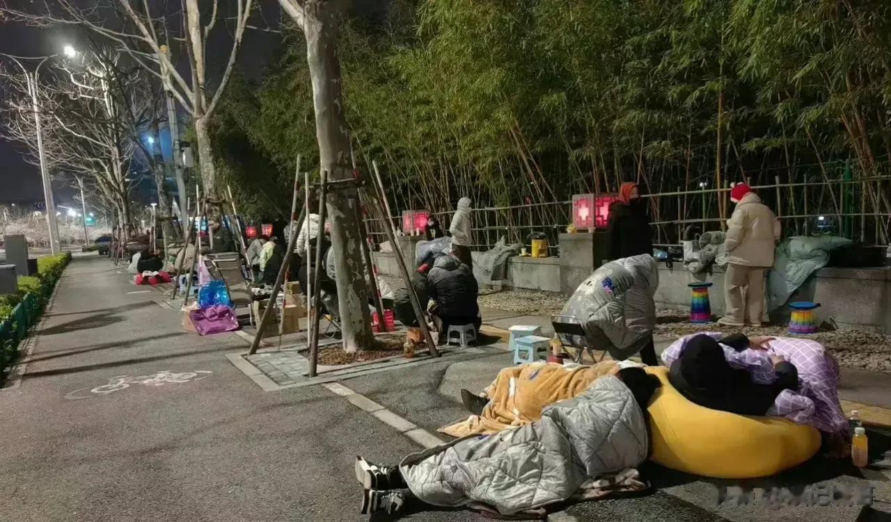微博之夜有很多明星爆红，佟丽娅就是一个例子，看到很多粉丝们为了能够看到巨星佟丽娅