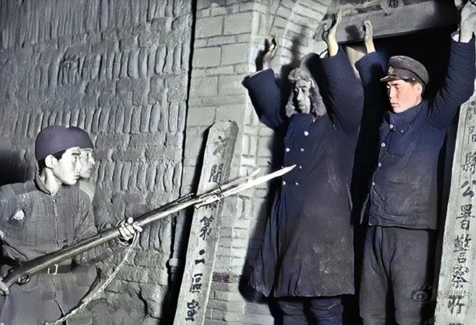 #历史那些事[超话]#1945年，冀中的两个八路军游击队员用刺刀指着伪警察部的两