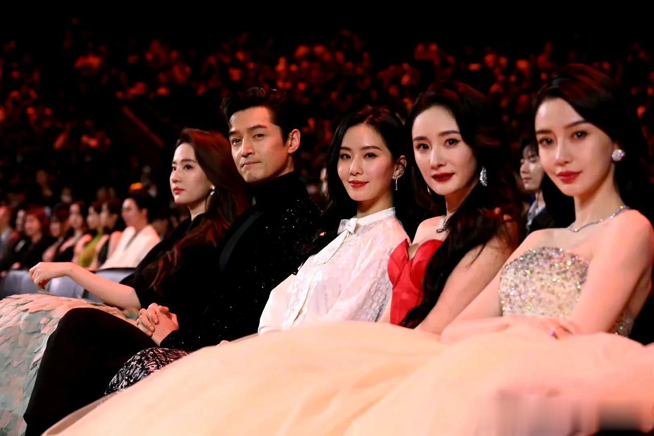 可以载入史册的一张图了，胡歌和他的妹妹们！仙剑的儿童们又同框了，唯独缺个唐嫣了！