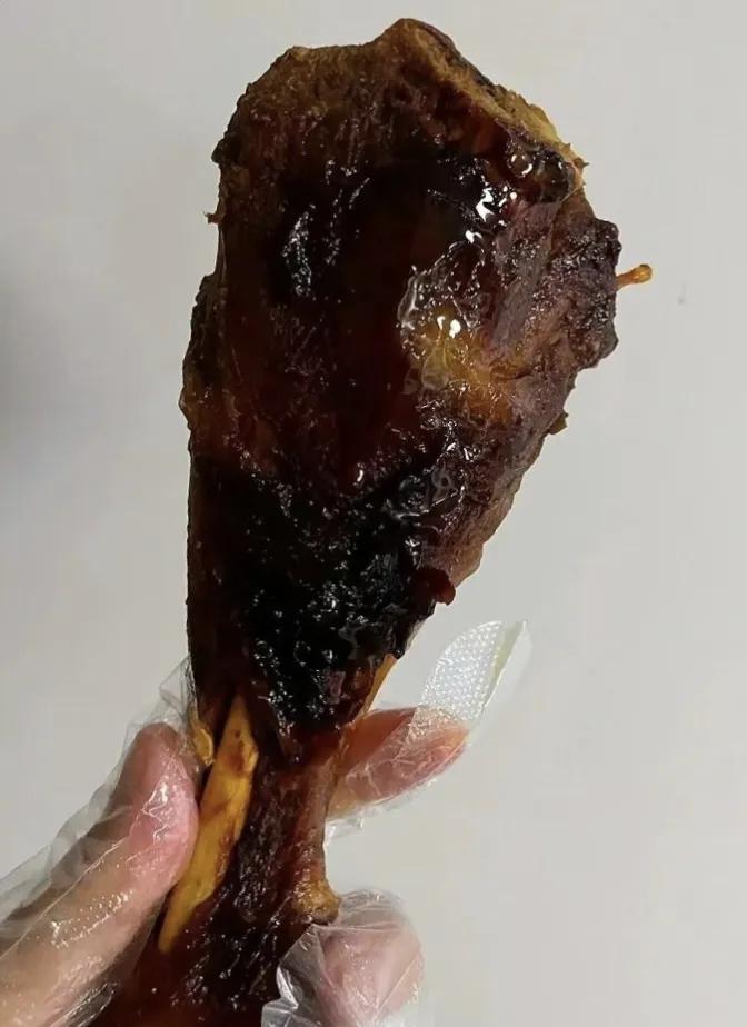 火鸡浑身上下唯一能吃，也是好吃的地方。只有翅膀和腿，不管是炒着还是烧烤都很好吃，