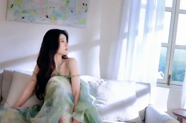 赵露思

简单而富足的生活状态里，
有着你的快乐，
有着你无穷无尽的烦恼，
你一