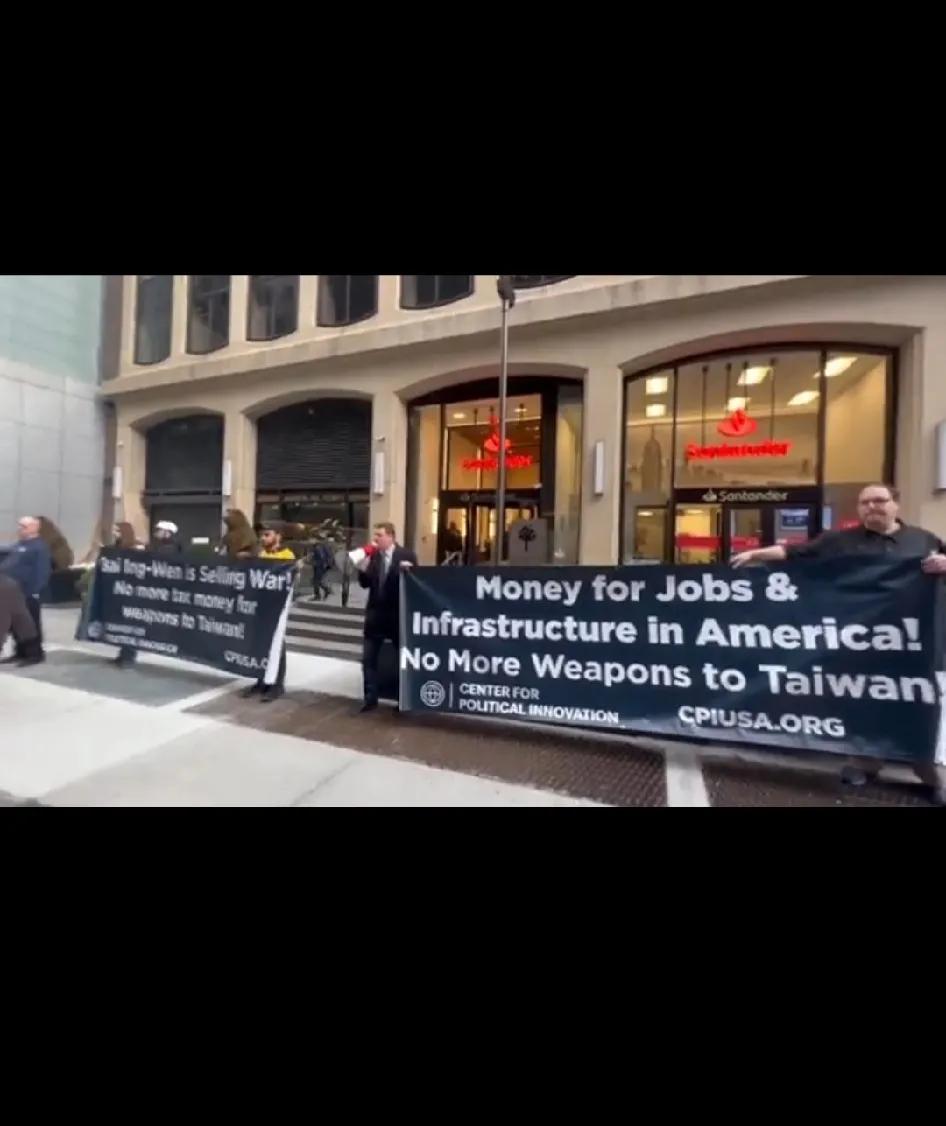 蔡英文过境美国成过街老鼠，人人喊打
纽约市民在纽约抗议蔡英文，用喇叭大喊： “中