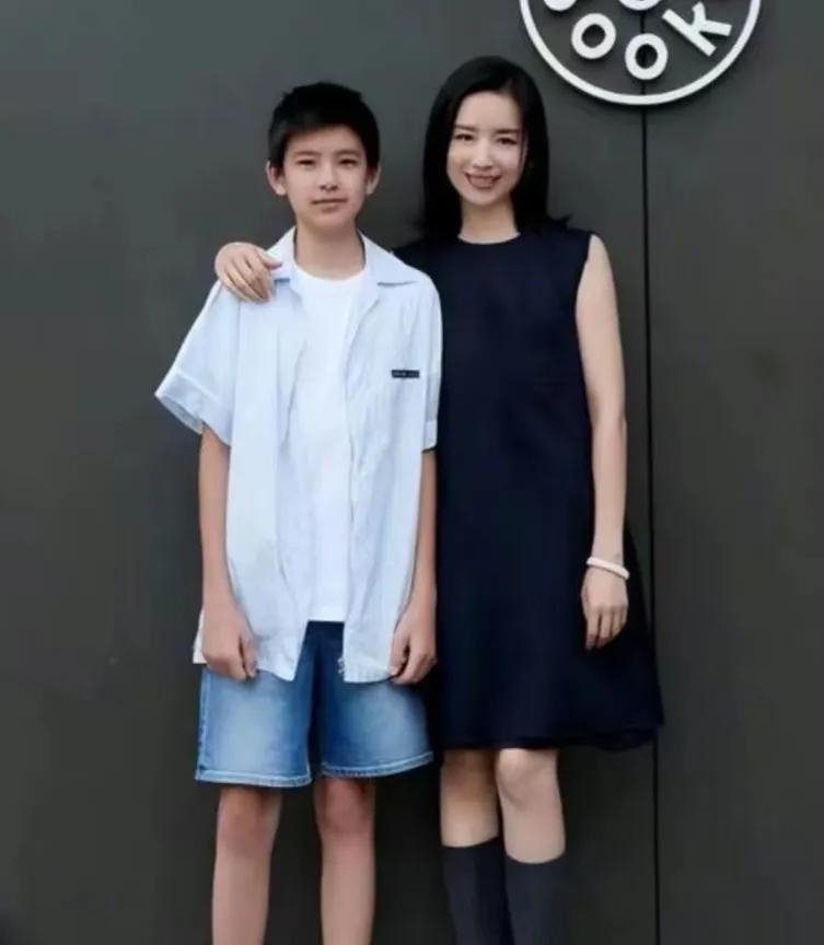 顶顶和景天一，都是明星家庭，谁更有前途？

最近很凑巧，连续刷到两个星二代，都很