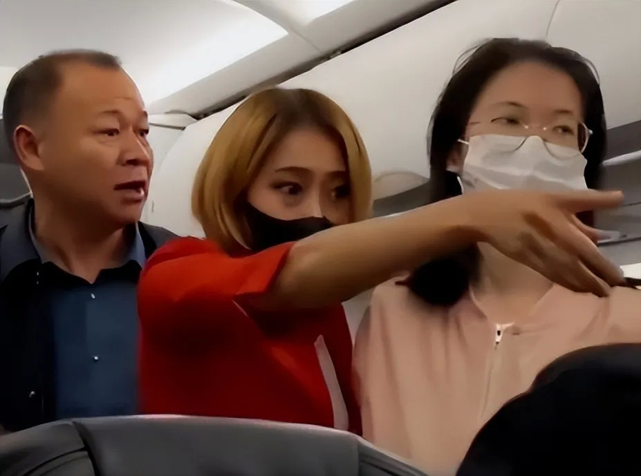 “中文是下等人才说的，英语才是国际通用语言！”吉隆坡飞往广东的航班上，大爷要求空