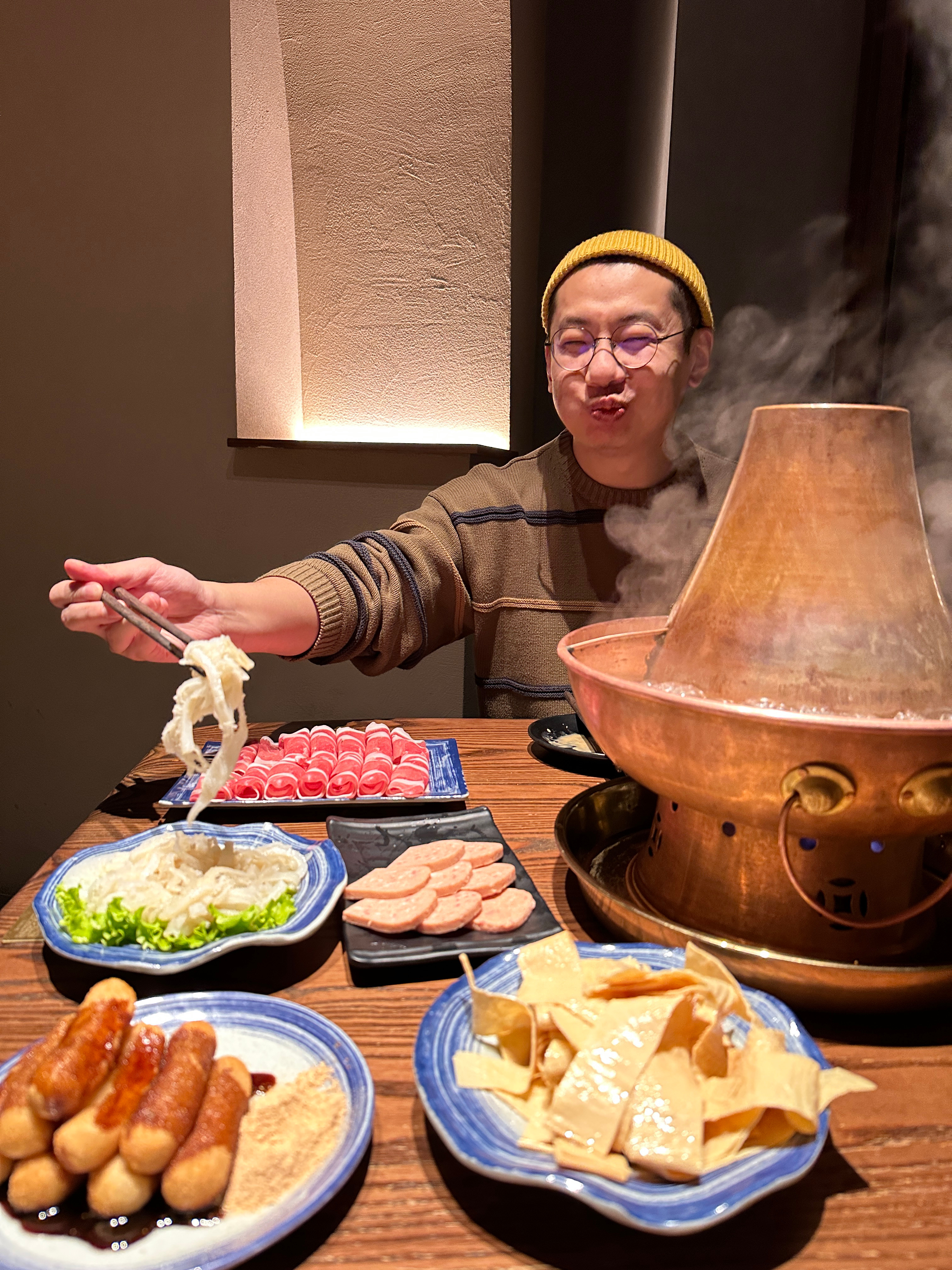 吃上涮肉了，看给孩子高兴的。 