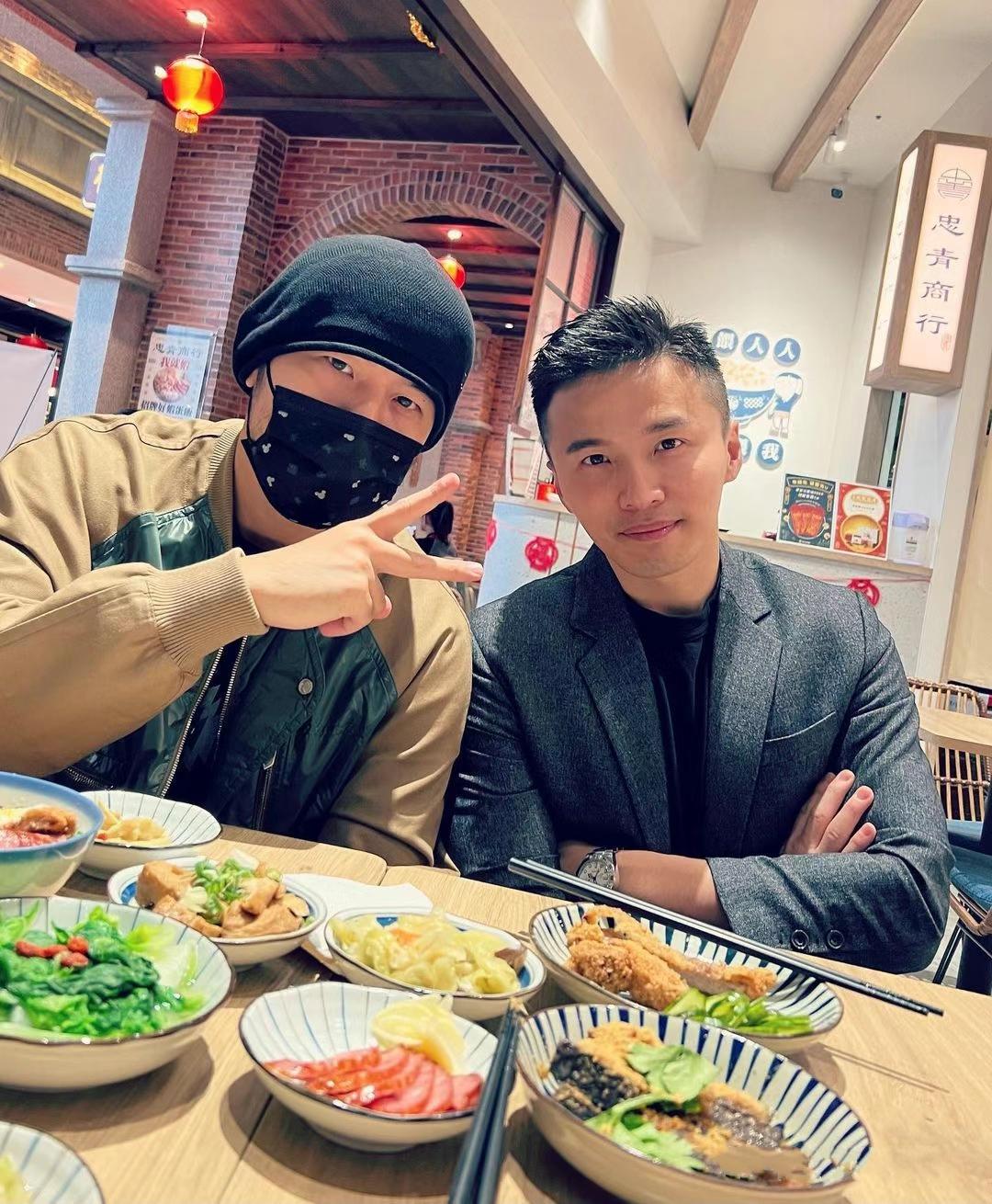 周杰伦与棒棒糖阿纬罕见同框，两