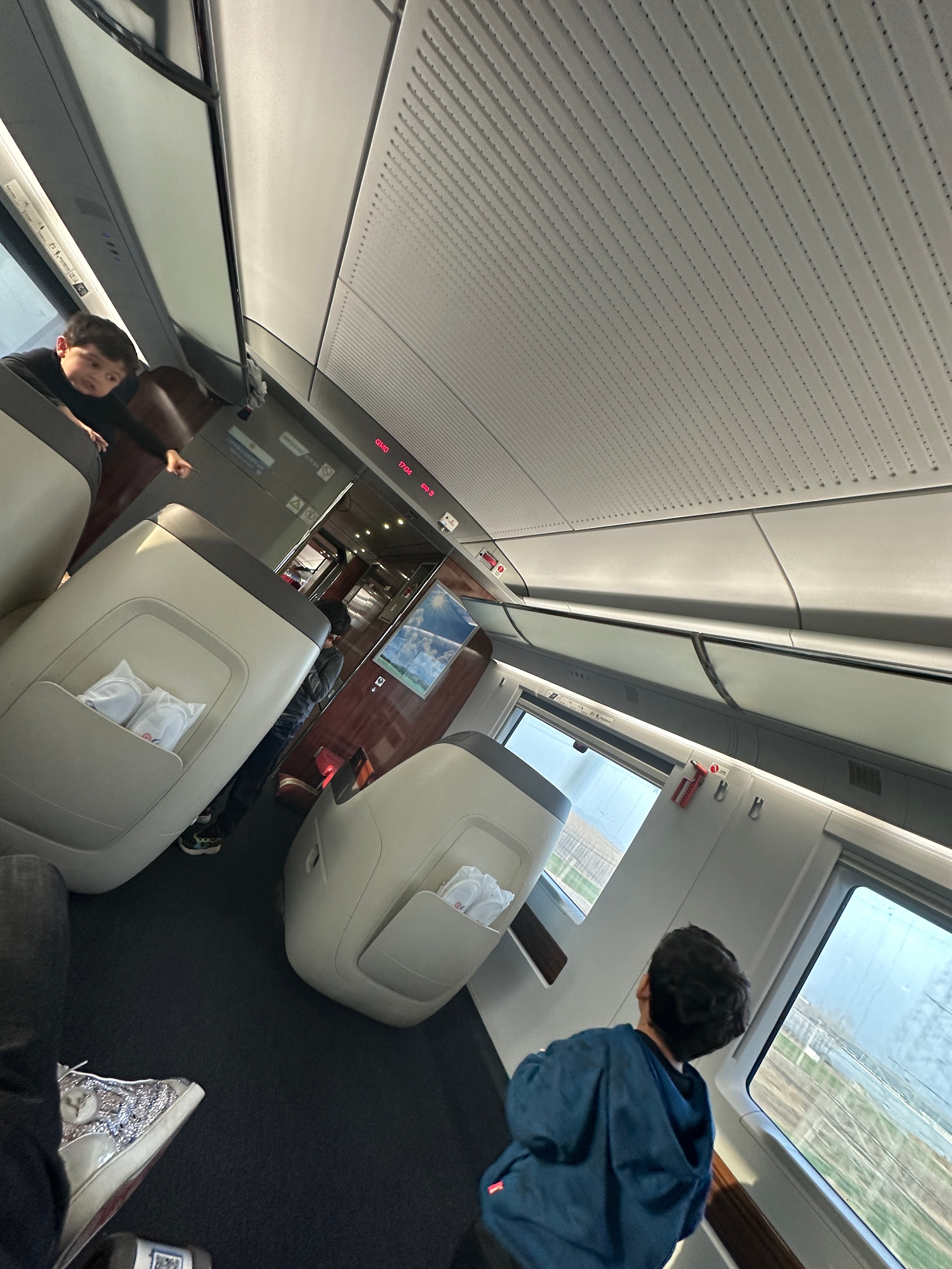 当你的车厢里同时出现3个孩子是一件极其极其恐怖的事情。。特别是当这趟旅程需要4个