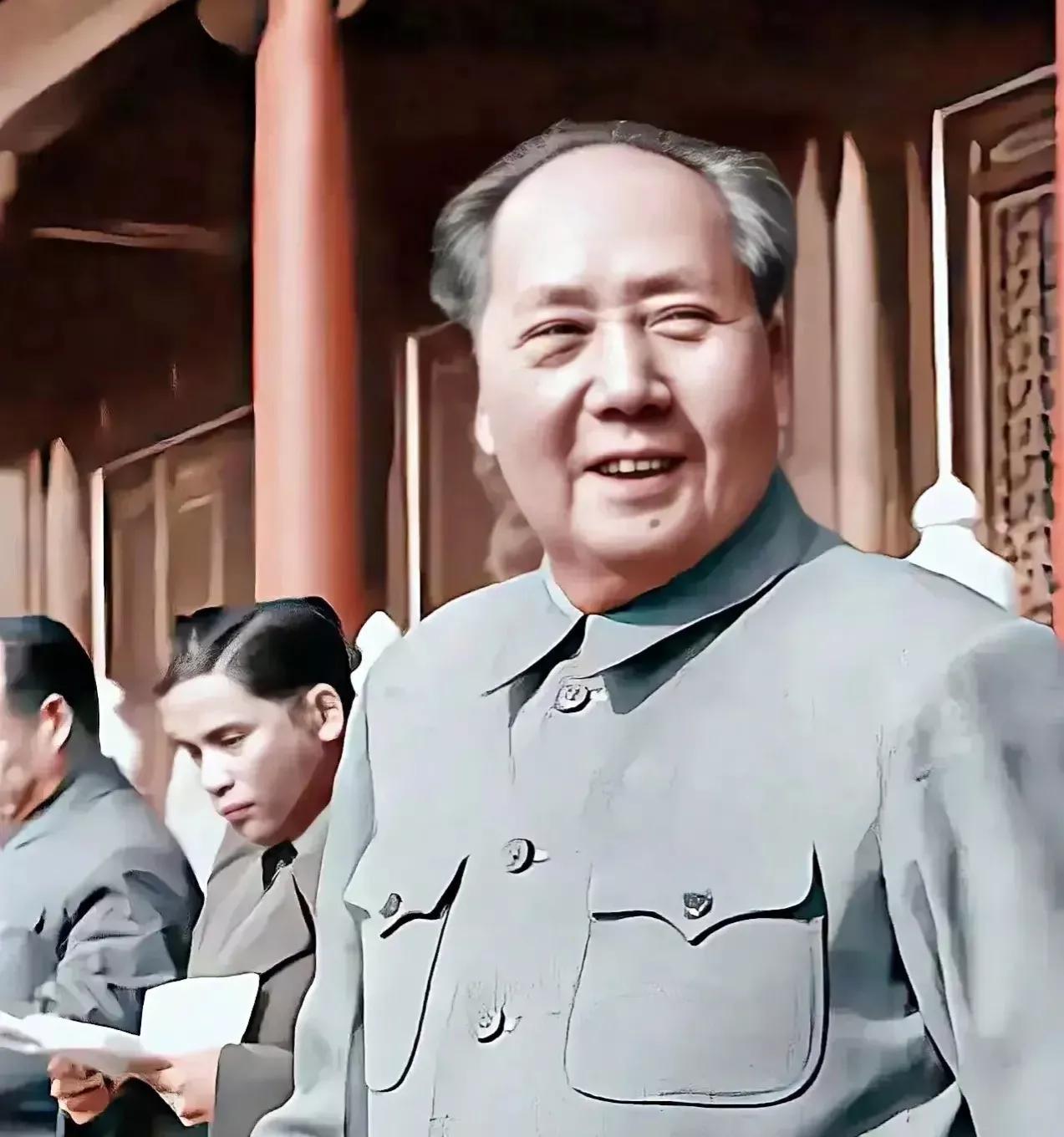 毛主席两鬓斑白的无修饰照片不多见。面如满月，和蔼慈祥，可亲可敬!
