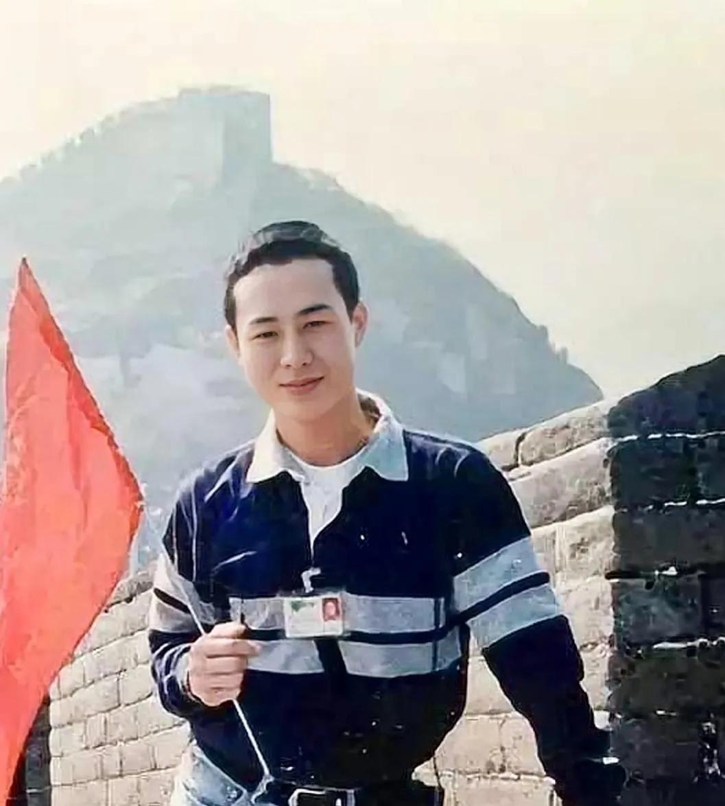 1996年，这是20岁的张颂文当导游时的照片。为了养活弟弟妹妹，卖鱼空闲做了兼职