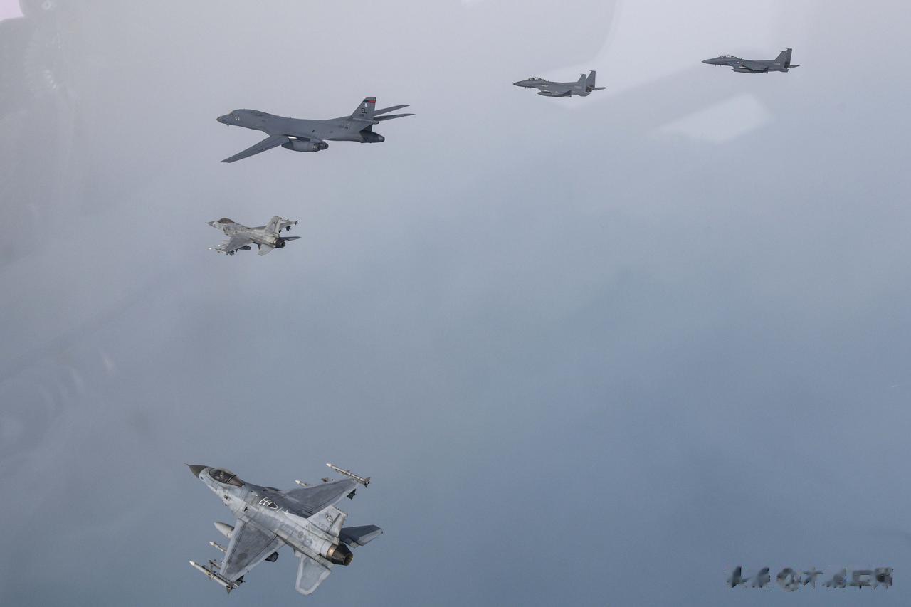 3 月 3 日，美国空军第34远征轰炸机中队的B-1B轰炸机从关岛安德森空军基地