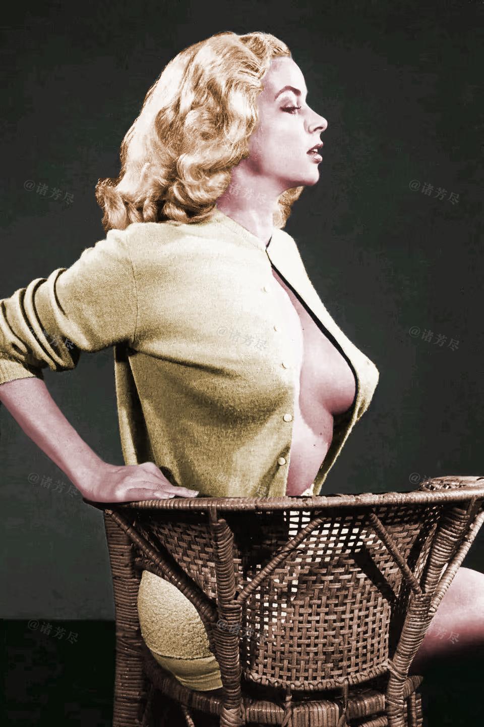 1955年，美国艳星伊芙·梅耶为《花花公子》杂志拍下了这张惊艳的封面写真。镜头中