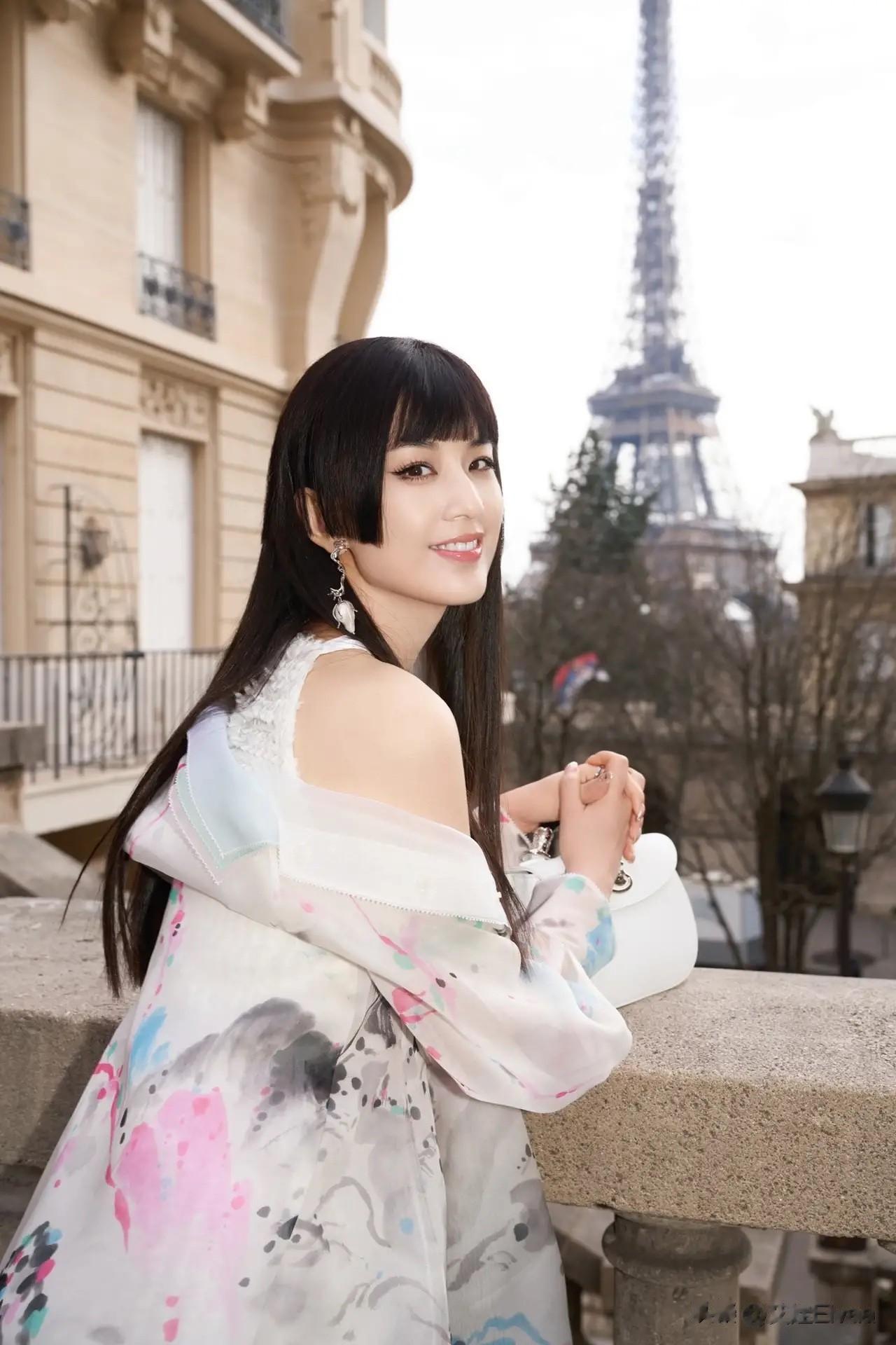 黄圣依巴黎没白来！穿中国风长袍似侠女意外美翻，前排看秀尽显东方美！
 
黄圣依巴