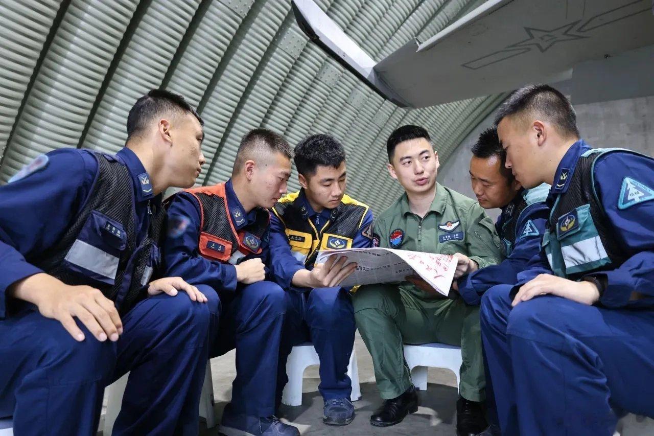 南部空军某小七旅的王文毅在某旅改装石榴……该基地成为纯重战基地 ​​​