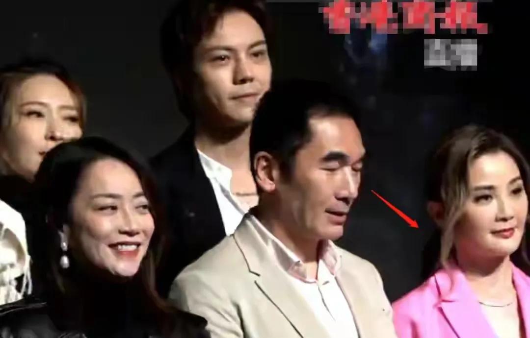 前任同框分外尴尬！陈伟霆和阿SA同框，两人零互动，再见已是陌生人。

阿SA已经