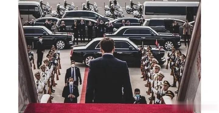 法国总统马克龙在访华期间表达了对欧洲战略自主权的强调，并呼吁减少对美国的依赖，以