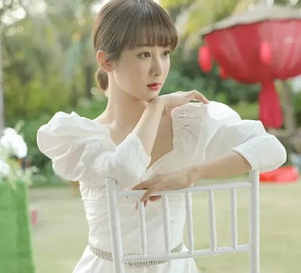 这是杨紫吗？怎么变成这样了？

真得不敢相信这就是杨紫：干净的妆容加上洁白的连衣
