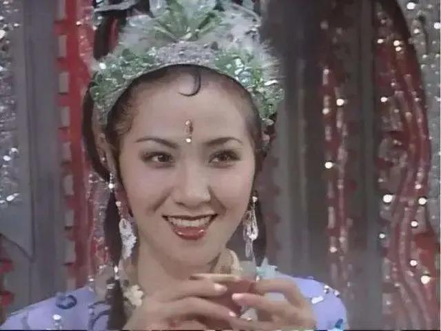 一个特别奇怪的现象，《西游记》里的女妖怪个个花容月貌，美艳妖媚，男妖怪却个个凶神