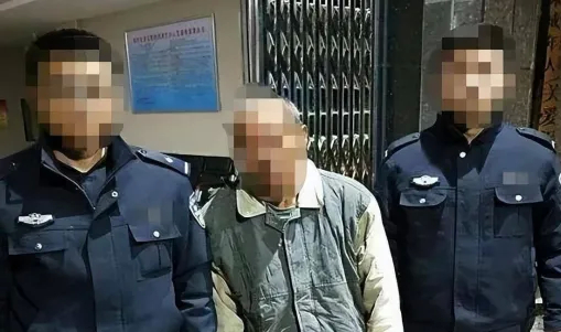 2010年，一位连裤子都提不上的85岁老人，嫖娼被抓，警察花了3分钟将其搀扶下床