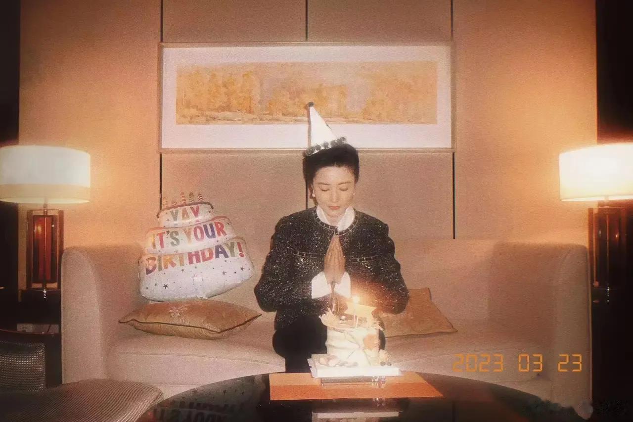 央视主持人周涛晒生日照，坐在蛋糕旁，双手合十，对着蛋糕许愿，画面温馨又幸福！

