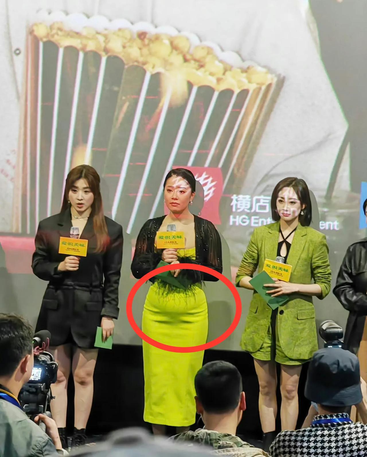 女明星王菊肚子太显眼了吧！

电影《爱很美味》路演活动在长沙举行，李纯、张含韵、