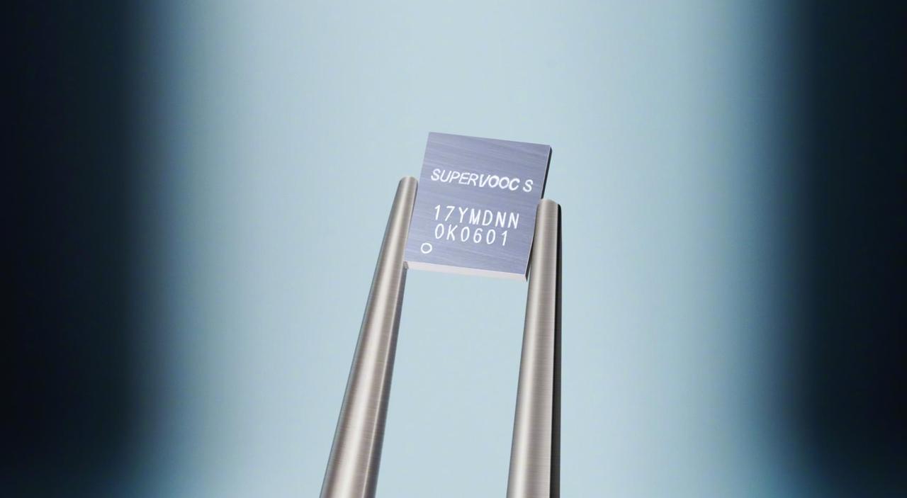 经常会看到有网友问：现在手机充电这么快，会不会对电池有损伤？其实还真不用担心这个